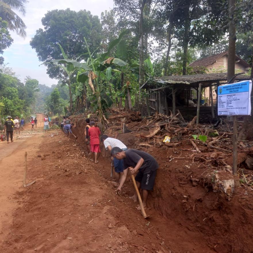 PROGRAM PADAT KARYA DI RW 02 DESA PLAJAN TAHUN 2024