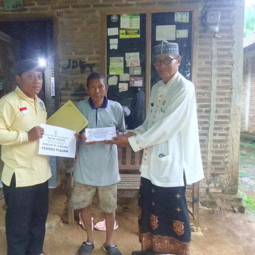 Penyerahan Bantuan Bencana Kebakaran Oleh Pemerintah Desa Plajan